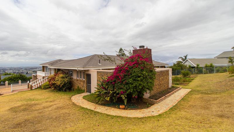 5 Bedroom Property for Sale in Loevenstein Western Cape